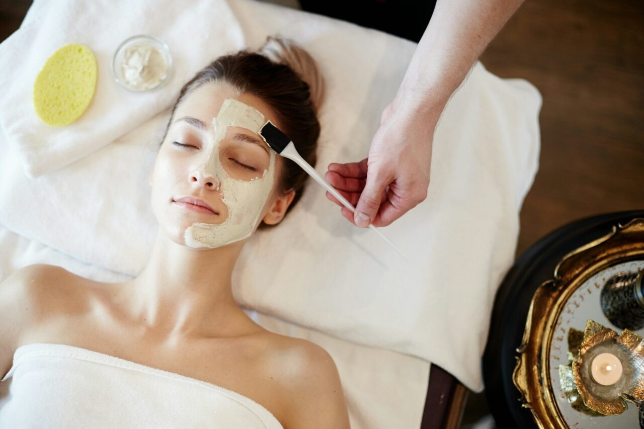 Trattamento skincare viso in un ambiente spa