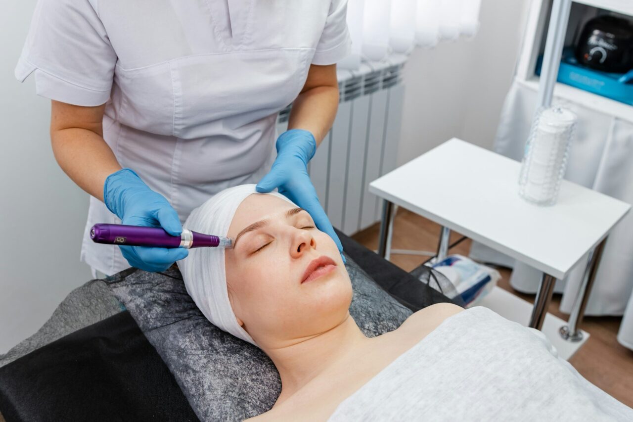 Trattamento viso di ringiovanimento in un centro di estetica avanzata