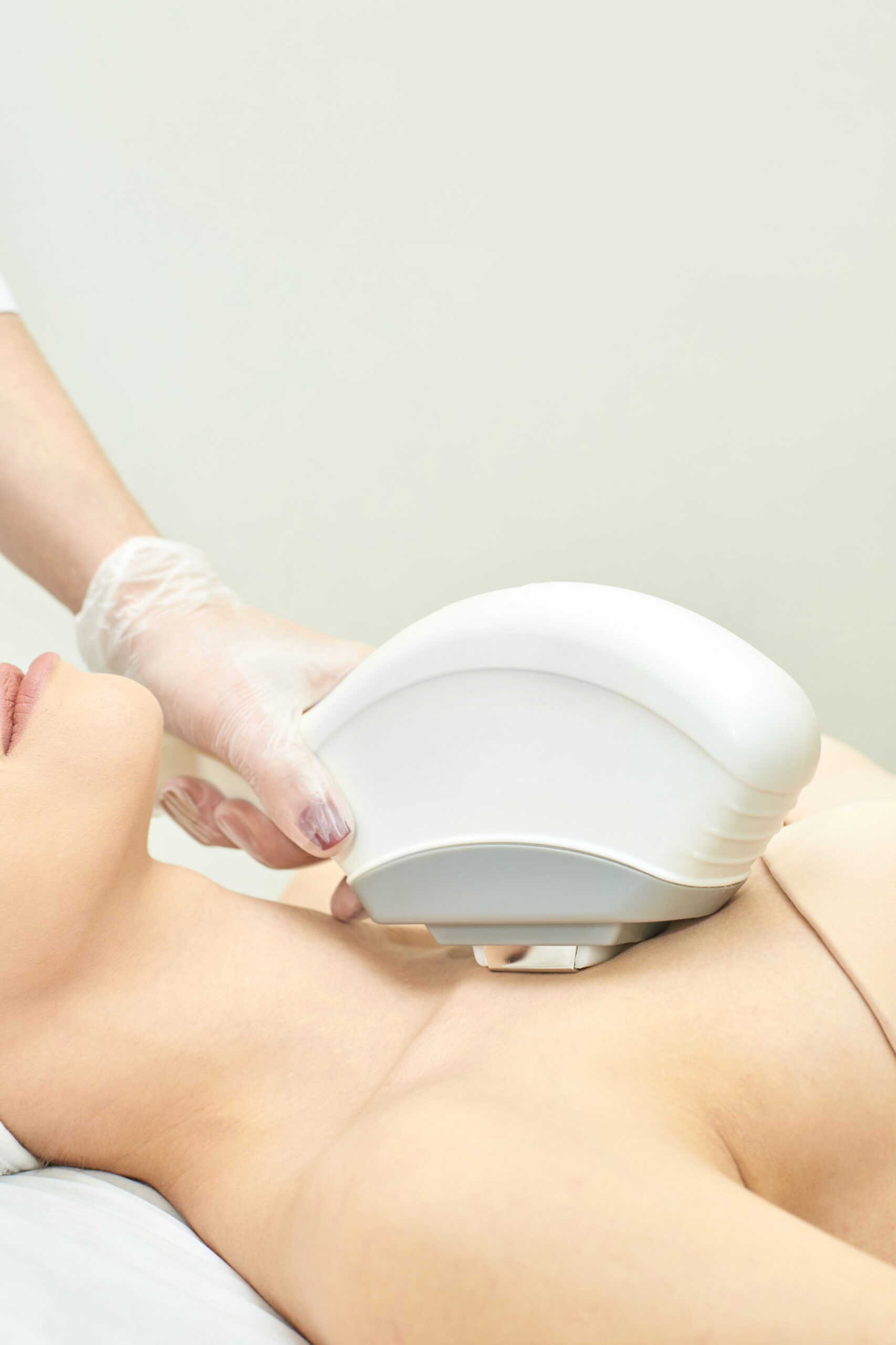 Donna durante un trattamento laser in cabina estetica