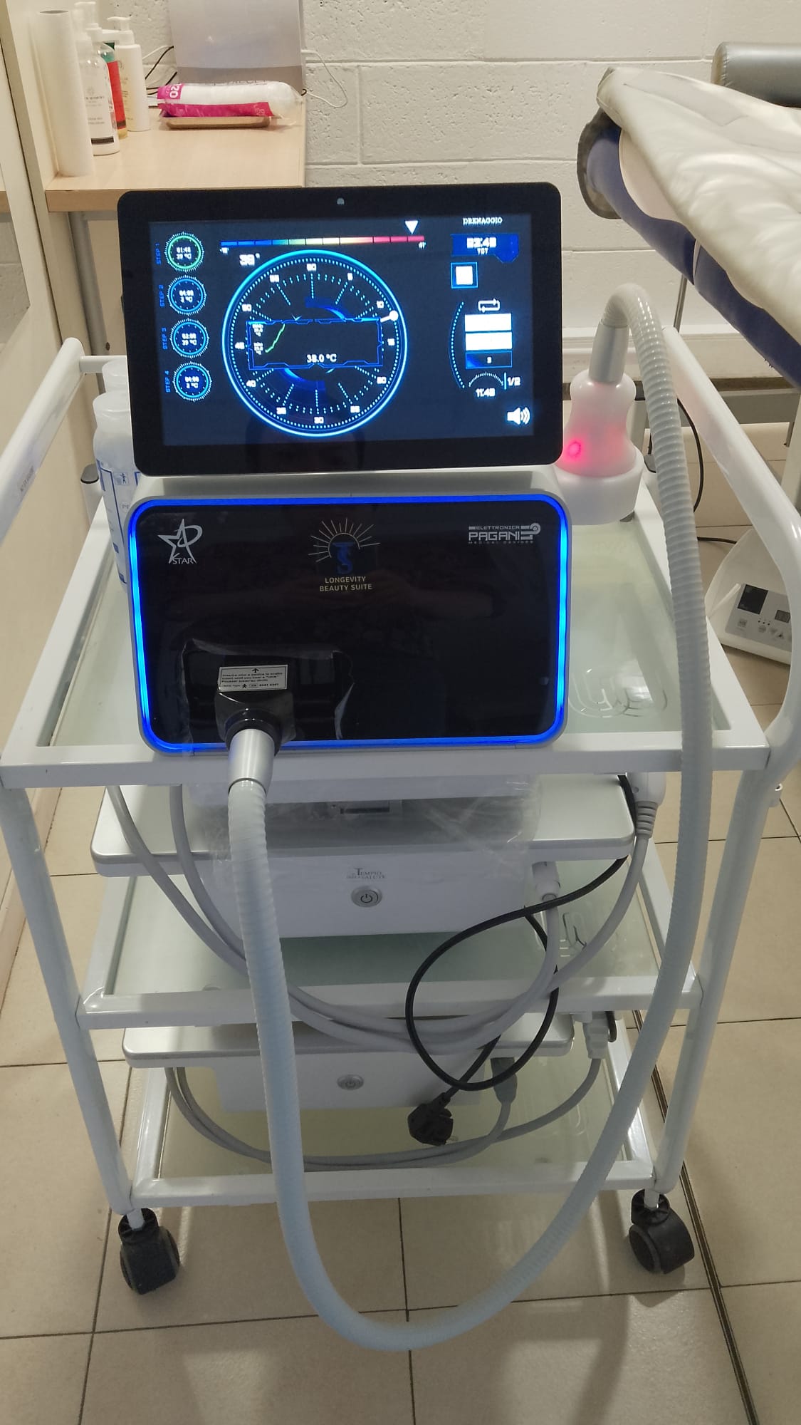 Macchinario Cryo T-Shock del centro con manipolo termo-attivo e display della temperatura