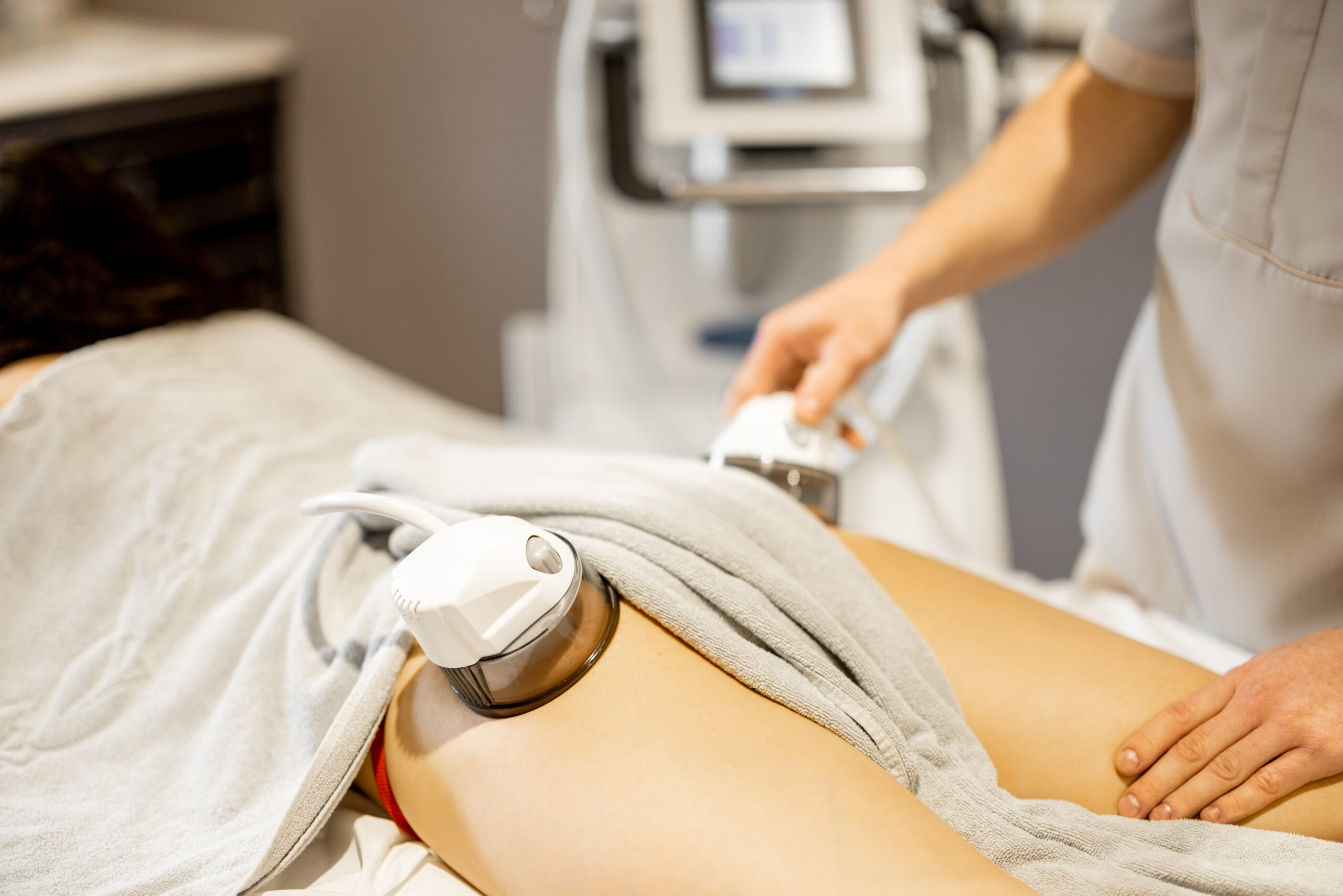 Trattamento estetico corpo in un moderno ambiente spa