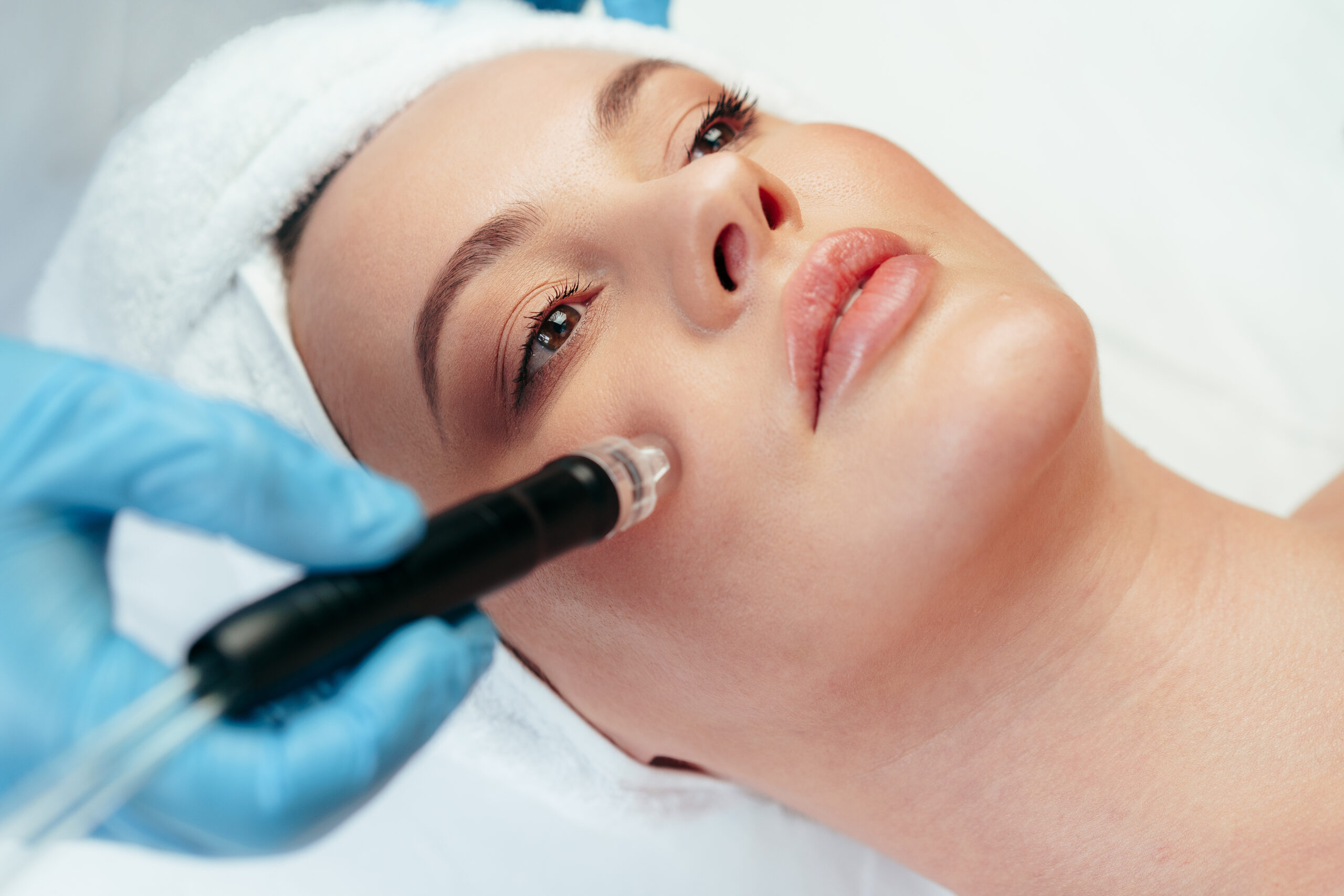 Donna durante un trattamento skincare viso