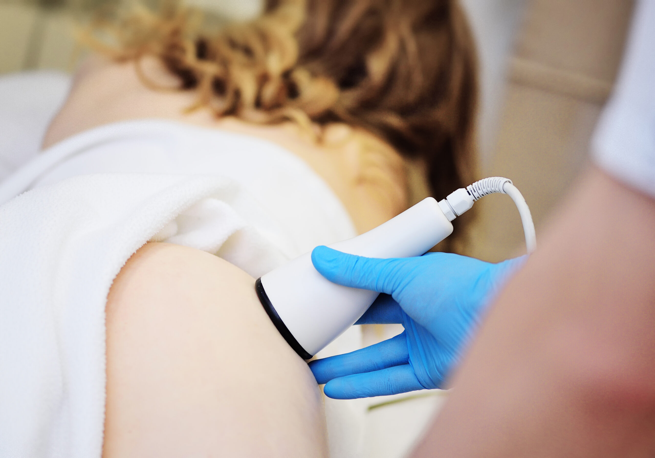 Trattamento con manipolo a ultrasuoni sulla coscia