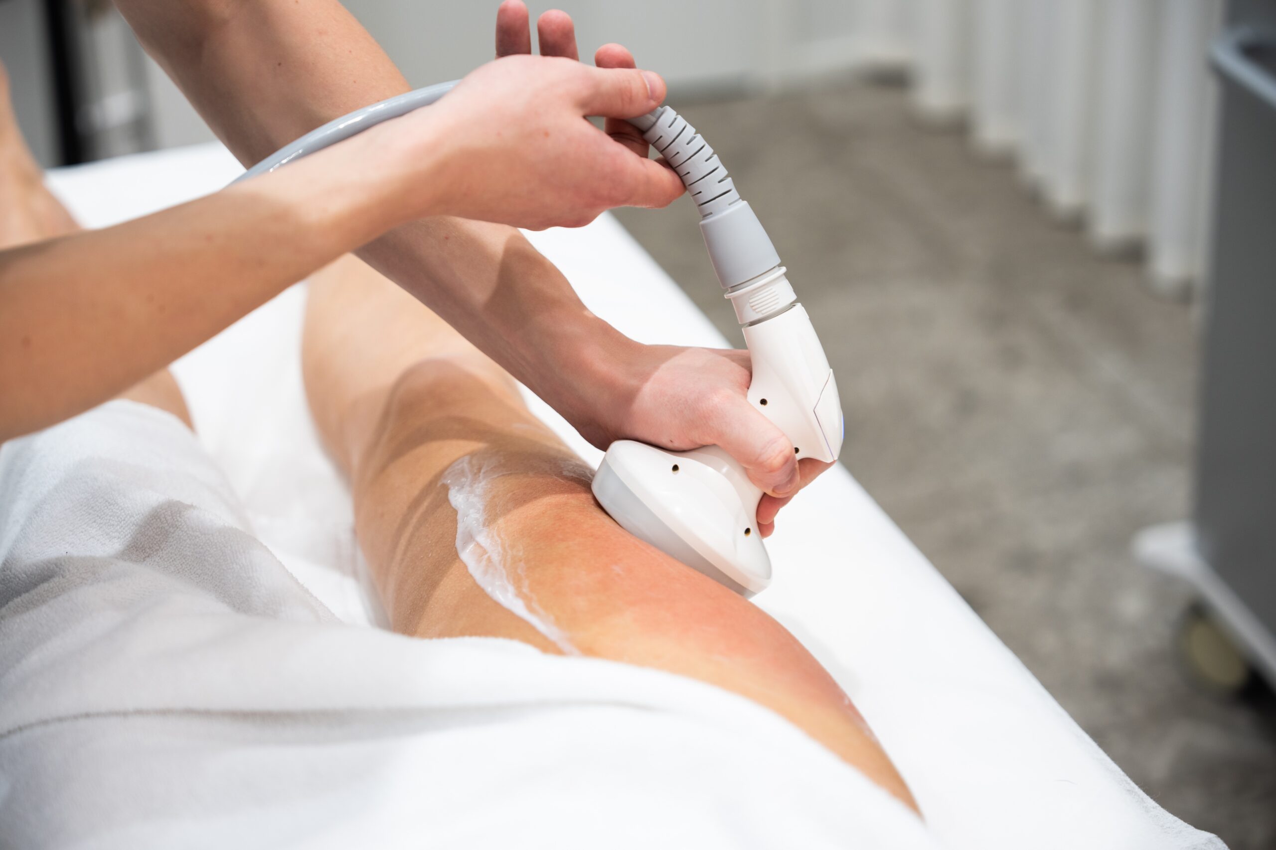 Trattamento corpo focalizzato sulle gambe in cabina estetica
