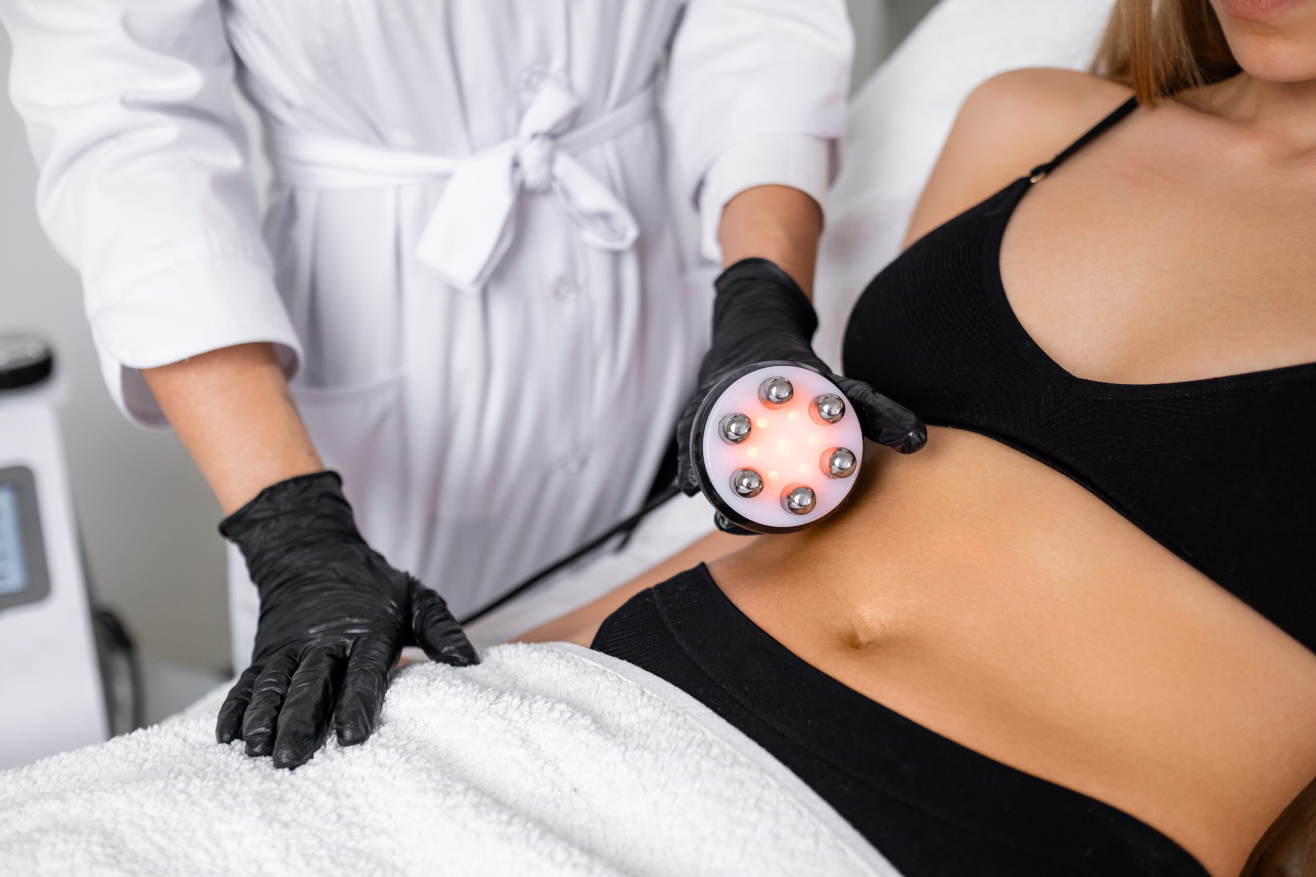 Donna riceve un trattamento sull'addome in cabina