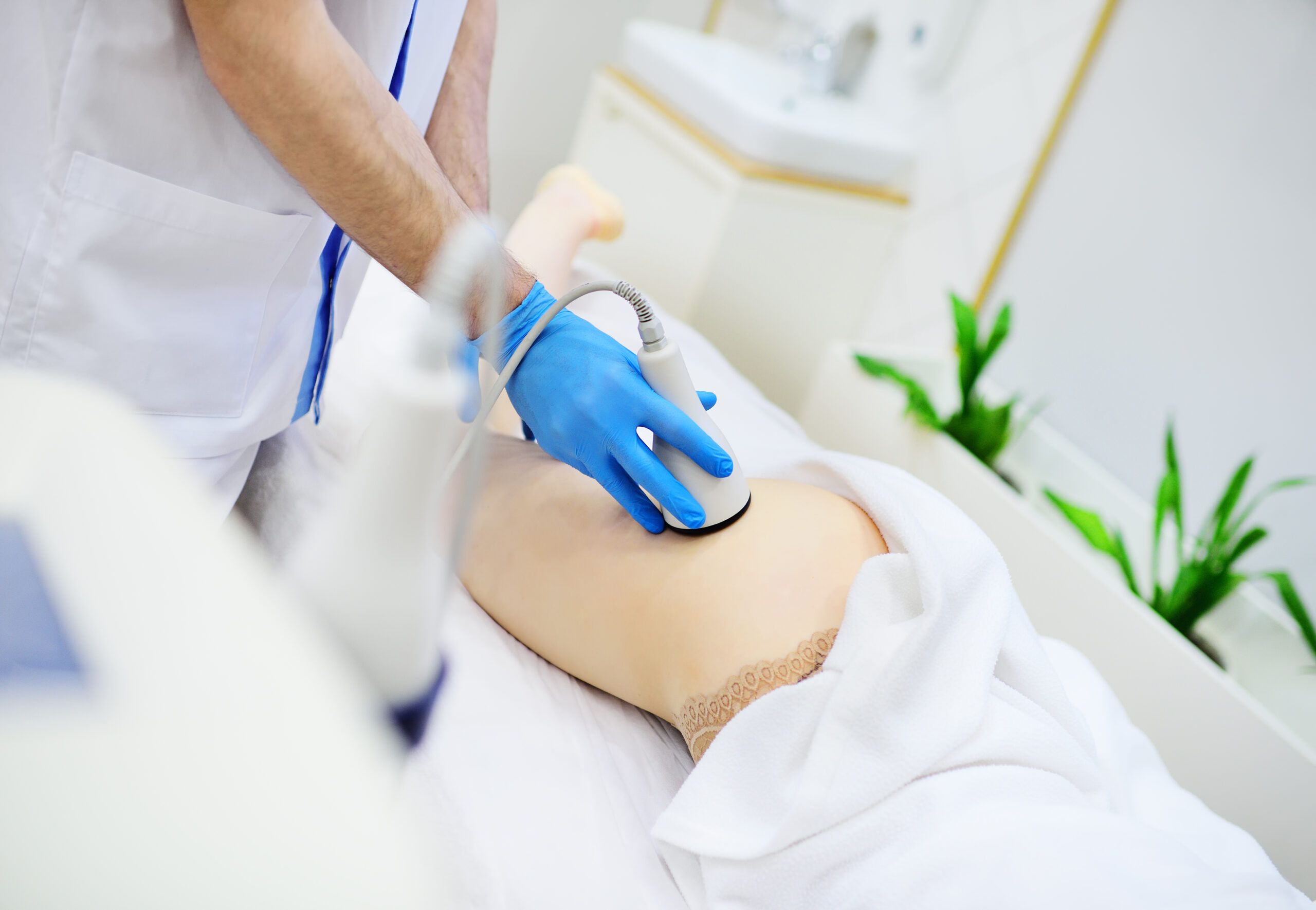 Donna riceve un trattamento corpo estetico in un ambiente spa