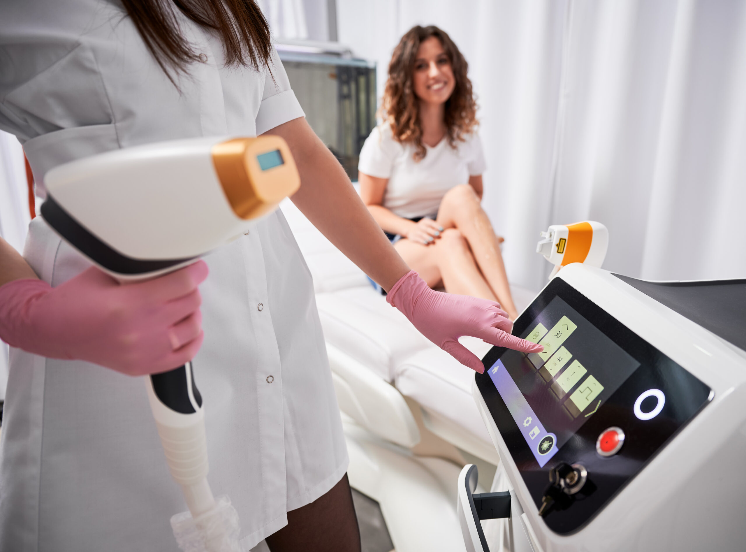 Donna riceve un trattamento di epilazione laser