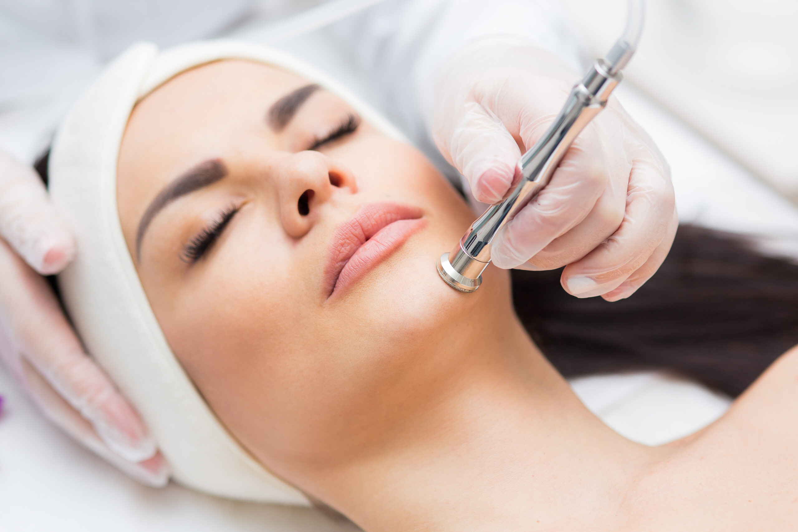 Donna durante un trattamento di microdermoabrasione viso