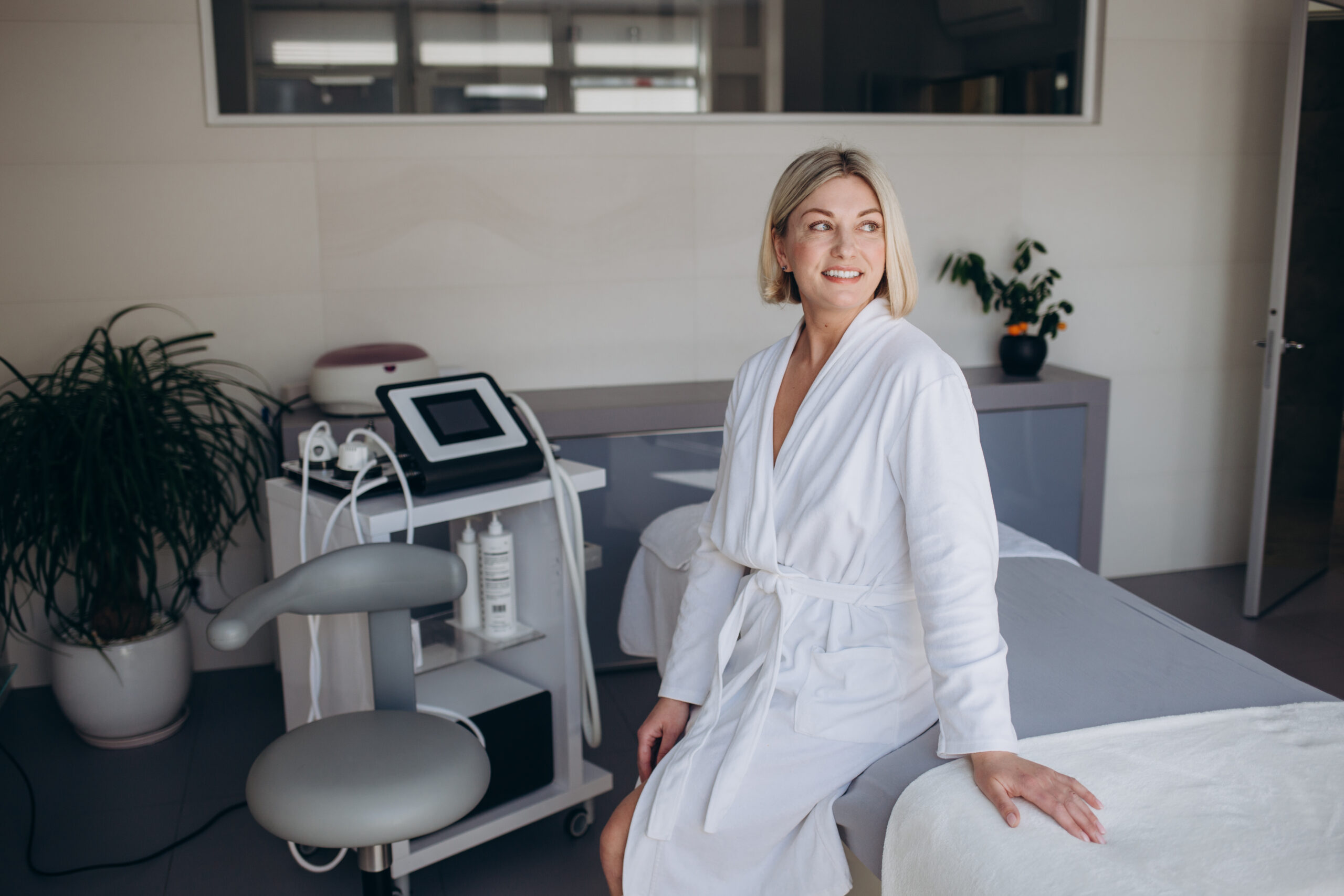 Donna in accappatoio si rilassa nella spa