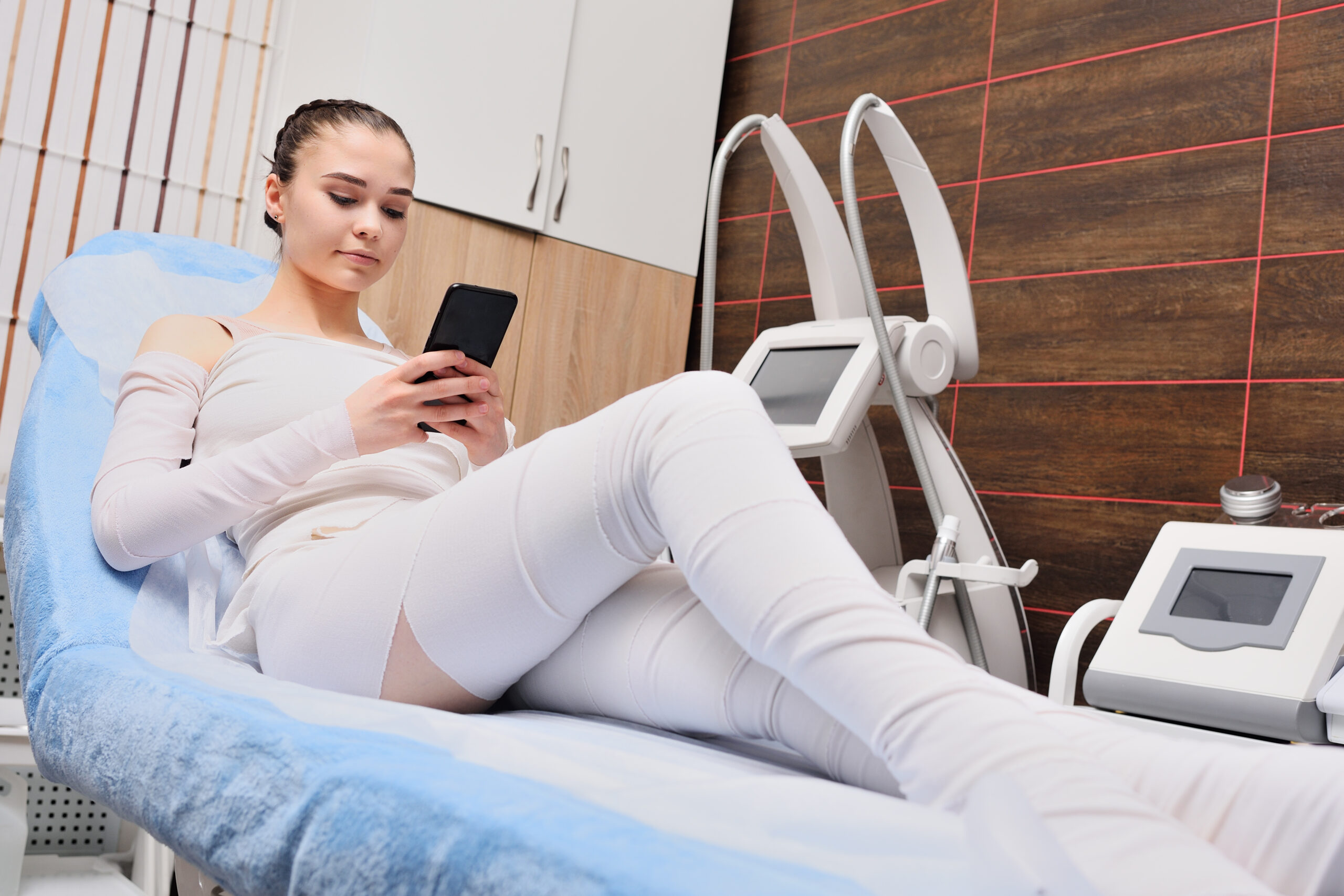 Donna si rilassa sul lettino durante un trattamento corpo